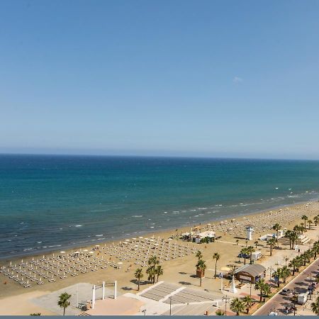 Elena Court Apt 401 Appartamento Larnaca Esterno foto