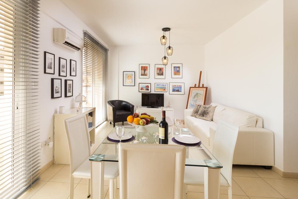 Elena Court Apt 401 Appartamento Larnaca Esterno foto