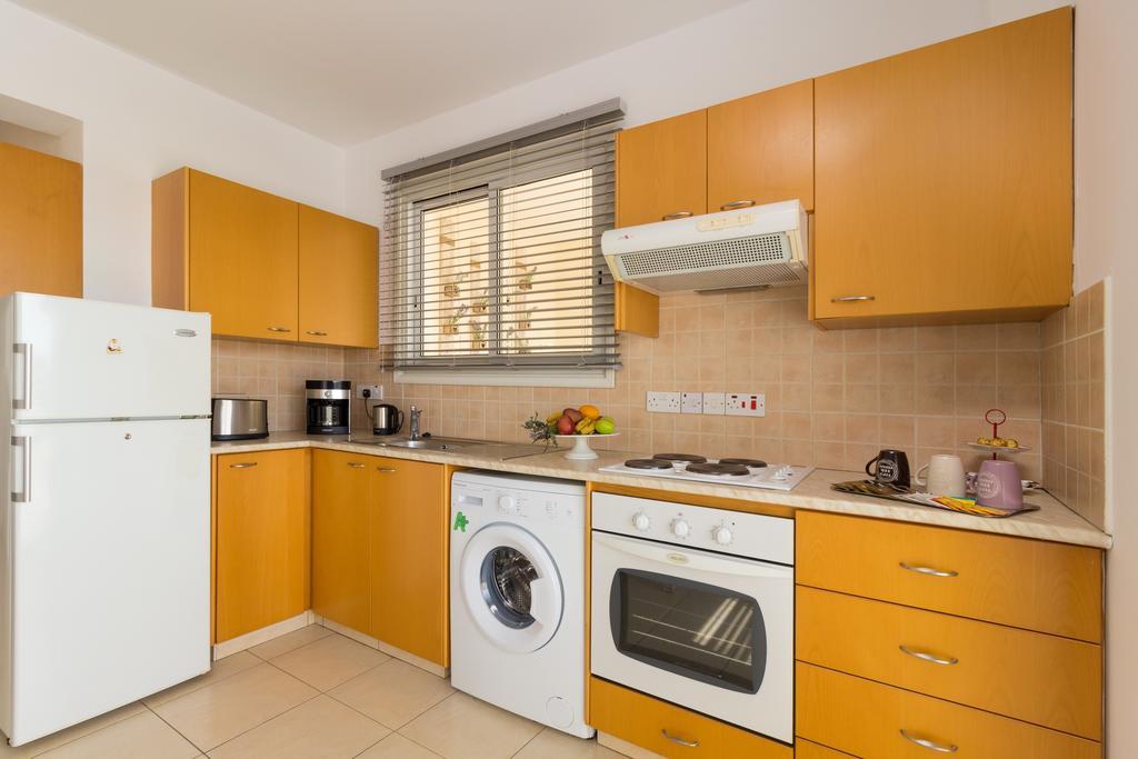 Elena Court Apt 401 Appartamento Larnaca Esterno foto