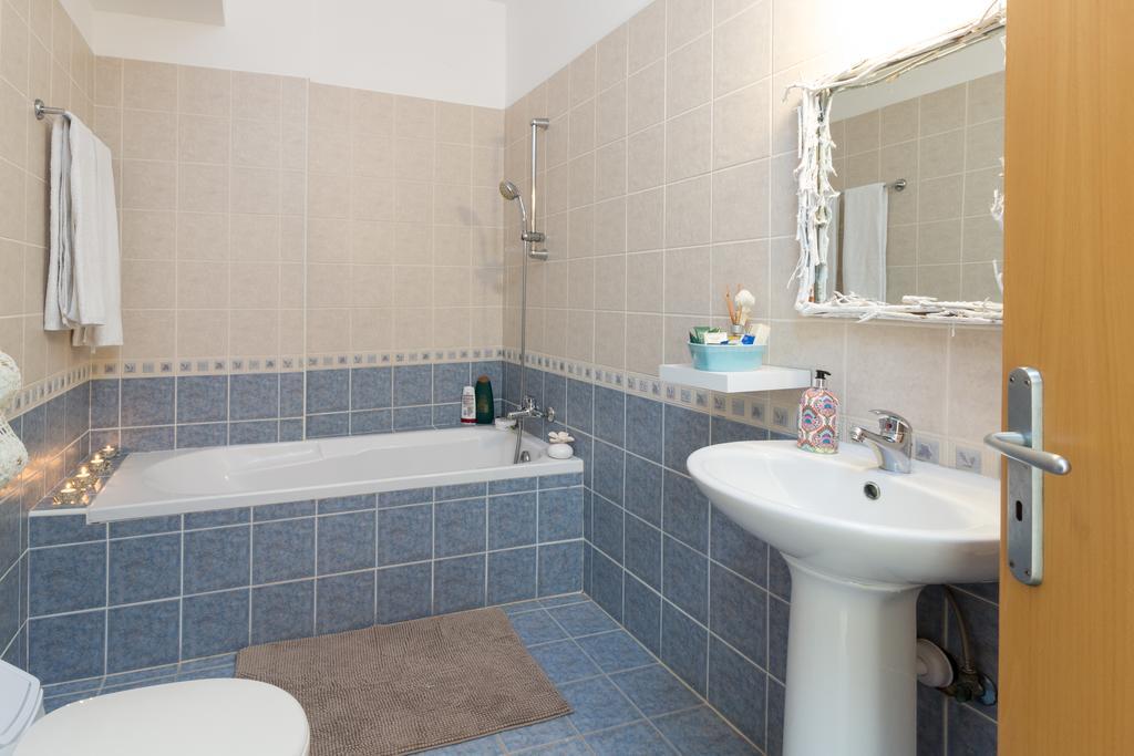 Elena Court Apt 401 Appartamento Larnaca Esterno foto